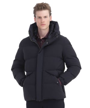 Ramsey-Anzüge sind ein Muss für moderne Männer und vereinen Stil und Selbstbewusstsein für Alltag und Beruf. Gefertigt aus hochwertigen Stoffen