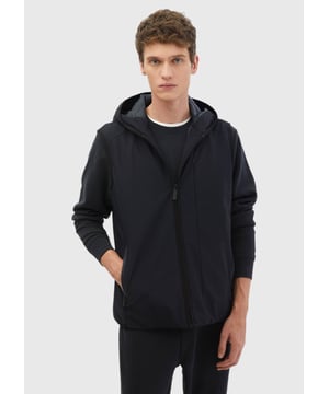Ramsey-Anzüge sind ein Muss für moderne Männer und vereinen Stil und Selbstbewusstsein für Alltag und Beruf. Gefertigt aus hochwertigen Stoffen