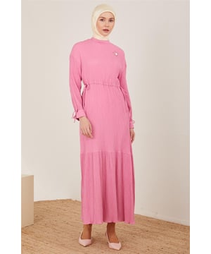 Armine, een merk dat opvalt door haar elegante design en hoogwaardige afwerking, biedt speciale collecties die de stijl van elke vrouw weerspiegelen. De producten van Armine combineren elegantie en comfort en zijn ontworpen volgens de behoeften van de moderne vrouw. De producten bieden een lange levensduur dankzij de selectie van hoogwaardige stoffen en zorgvuldige stiksels en passen zich aan elke stijl aan dankzij het brede scala aan kleuren en modellen. Door klassieke en moderne kledinglijnen te combineren, biedt Armine u de mogelijkheid om uw elegantie te completeren in het dagelijkse leven, het zakenleven of op speciale uitnodigingen. Elk Armine kledingstuk benadrukt zowel esthetiek als functionaliteit door mode te interpreteren met een tijdloos begrip.