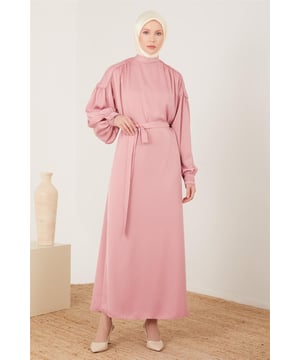 Armine, een merk dat opvalt door haar elegante design en hoogwaardige afwerking, biedt speciale collecties die de stijl van elke vrouw weerspiegelen. De producten van Armine combineren elegantie en comfort en zijn ontworpen volgens de behoeften van de moderne vrouw. De producten bieden een lange levensduur dankzij de selectie van hoogwaardige stoffen en zorgvuldige stiksels en passen zich aan elke stijl aan dankzij het brede scala aan kleuren en modellen. Door klassieke en moderne kledinglijnen te combineren, biedt Armine u de mogelijkheid om uw elegantie te completeren in het dagelijkse leven, het zakenleven of op speciale uitnodigingen. Elk Armine kledingstuk benadrukt zowel esthetiek als functionaliteit door mode te interpreteren met een tijdloos begrip.