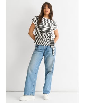 Verhoog je garderobe met onze Grijze Stretch Stripe Top. Deze top is gemaakt van eersteklas materialen en biedt een luxe mix van comfort en stijl. De stretchstof en het unieke streepdessin creëren een flatterend silhouet, perfect voor elke gelegenheid. Ervaar de ultieme verfijning en elegantie met dit must-have stuk.