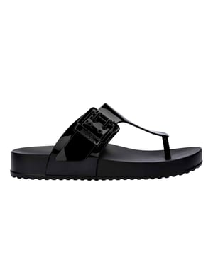 The name says it all: it is, indeed, cozy. This is the Melissa Cozy Flip Flop, created to deliver comfort and adequate support for moments when your well-being is the main objective. With a personalized buckle, the model also follows the latest fashion trends.