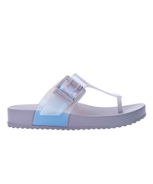 The name says it all: it is, indeed, cozy. This is the Melissa Cozy Flip Flop, created to deliver comfort and adequate support for moments when your well-being is the main objective. With a personalized buckle, the model also follows the latest fashion trends.
