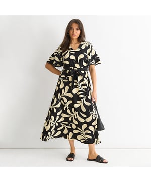 Eleva tu estilo con nuestro vestido midi con escote en V y cintura elástica de flores. El corte en V y la cintura elástica crean una silueta favorecedora, mientras que el diseño floral añade un toque de encanto femenino. Perfecto para cualquier ocasión, este vestido te hará sentir segura y con estilo.