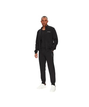 Jogging Emporio Armani Jogger Herren Schwarz Baumwolle. Authentische Kleidung der Marke Emporio Armani - Streetwear/Sportswear Design von Emporio Armani - Emporio Armani für Herren Mode, perfekt für den Alltag - Jogging Emporio Armani in Schwarz passt hervorragend zu Ihrer Garderobe - bequemer Baumwollstoff - klassisch - Jogger -
