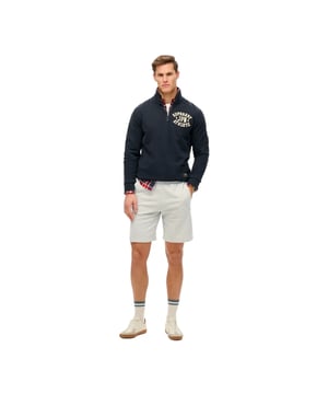 Kurze Superdry Logo Essential Herren Shorts in Grau aus Baumwolle. Authentisches Kleidungsstück der Marke Superdry - Streetwear/Sportswear-Design von Superdry - Superdry für Herren, ideal für den Alltag - Graue Superdry Shorts passen perfekt zu Ihrer Garderobe - bequemer Baumwollstoff - klassisch - Logo Essential -