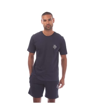Heren Jack & Jones Tag T-shirt & Short Set in marineblauw.- T-shirt:- Ronde hals.- Korte mouwen.- Bedrukt merk.- Rechte pasvorm.- 100% Katoen.- Korte broek:- Elastische tailleband.- Zijzakken.- Bedrukt merk.- Regular fit.- 60% Katoen 40% Polyester.- Ref: 12284214NAV