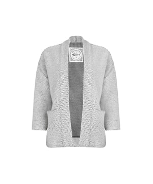 86% organisch katoen, 14% gerecycled polyester. Stof: Macaroni. Ontwerp: Logo, structuur. Mouwtype: Met lange mouwen. Halslijn: Open. Lengte: Bijgesneden. Zakken: 2 Lagere zakken. Bevestiging: Geen bevestiging. 8 VK: 33 in. 10 VK: 35 in. 12 VK: 37 in. 14 VK: 39 in. 20 VK: 45,5 in. 22 VK: 47,5 in. 18 VK: 44 in. 16 VK: 41 in.