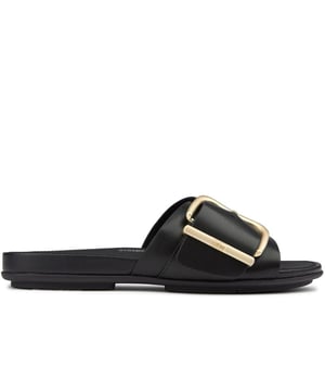 Stap in luxueus comfort met de Fitflop Gracie Maxi Buckle sandalen! Deze chique slippers hebben een strak zwart leren bovenwerk en verfijnde tonale branding. Je zult dol zijn op de naadloze ingebouwde boogcontour en de weelderige leren voering die je voeten zalig ondersteunt. De innovatieve Microwobbleboard-tussenzool zorgt voor schokabsorptie, terwijl de antislip rubberen buitenzool zorgt voor zelfverzekerde stappen. Perfect voor zowel stijl als comfort, de Fitflop Gracie Maxi Buckle is echt een must-have aanvulling op je zomerse garderobe!