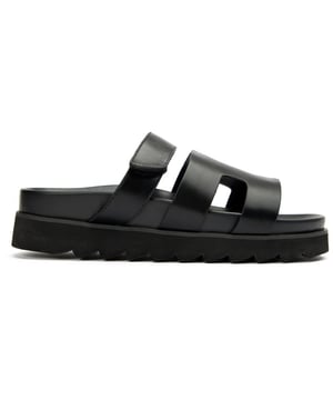 Begrüße den Sommer in diesen modischen, superbequemen V.Gan's Vegan Shea Sandalen. Diese Pantoletten haben eine leicht erhöhte Plateausohle, die eleganten Style und ethischen Chic bietet. Diese modischen Sandalen sind PETA zertifiziert und aus nachhaltig gewonnenen, veganen Materialien hergestellt und werden in recycelter Verpackung geliefert.