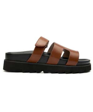 The Shea Slide from V.Gan is the ultimate summer companion.  These fashion-forward, super comfy V.Gans are crafted from high-quality PETA-approved vegan uppers and soles, have a slightly raised platform, offering sleek style and ethical chic. Made in a certified vegan factory using sustainably sourced materials and shipped in recycled packaging, this warm-weather staple will take you on holidays as well as urban alfresco outings and staycation adventures.