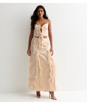Eleva tu vestuario con nuestra Maxifalda de Satén con Volantes Champán. El lujoso material satinado y los detalles de volantes añaden un toque de sofisticación a cualquier conjunto. Mantente elegante y cómoda con esta prenda atrevida y versátil.