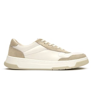 Las zapatillas de tenis Boss Baltimore combinan un estilo clásico con una comodidad superior. Confeccionadas con una lujosa parte superior de cuero, estas zapatillas para mujer presentan sutiles detalles de ante en la puntera, el forro y el talón para un toque de sofisticación. La impecable paleta de blancos se complementa con la discreta marca BOSS a tono, mientras que la ligera suela de goma garantiza un uso duradero. Elegantemente versátiles, estas zapatillas Baltimore combinan a la perfección con un estilo casual y refinado.