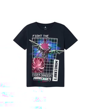 Dit coole T-shirt is een must-have voor alle gamingfans! De regular fit en de raglanmouwen zorgen voor een relaxte en comfortabele pasvorm. De klassieke ronde hals maakt het shirt veelzijdig te combineren. Het hoogtepunt is de opvallende frontprint in gamerstijl met de krachtige Ender-draken als motief – perfect voor iedereen die epische avonturen liefheeft. Een geweven label aan de binnenkant rondt het ontwerp subtiel af. Combineer het met jeans of shorts voor een stijlvolle gaminglook!