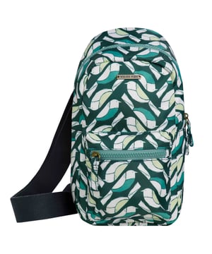 Futtermaterial (%): 100% Baumwolle. Außenmaterial (%): 100% Polyester. Marke: Weird Fish. Höhe: 30 cm. Breite: 16 cm. Tiefe: 13 cm. Taschenart: 1 Vordertasche, Reißverschluss, Eine Innentasche. Fächer: 1 Hauptfach, Mit Reißverschluss. Taschenmerkmale: Verstellbarer Gurt, gepolsterter Rückenbereich. Design: Rundum bedruckt, geometrisch.