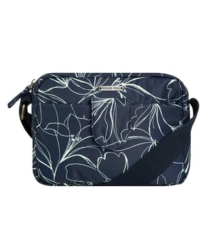 Voeringmateriaal: 100% Katoen. Buitenmateriaal: 100% Polyester. Breedte: 22 cm. Hoogte: 17 cm. Diepte: 7 cm. Vakken: 1 Voorvak, Magneet, Klepsluiting, 1 Binnenvak, Rits. Compartimenten: 1 Hoofdvak, Met Rits. Verstelbare Schouderband, Gevoerd. Ontwerp: All-over Print, Bloemig.