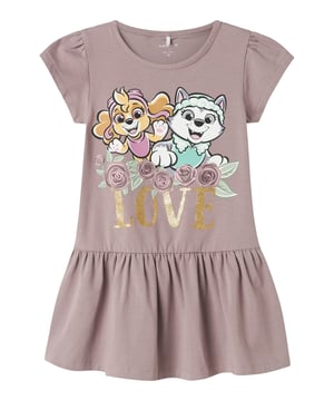 Dieses süße Shirtkleid bringt Farbe und gute Laune in deinen Tag! Der Rundhalsausschnitt, die kurzen Ärmel und die überschnittenen Schultern sorgen für einen bequemen Sitz und einen lässigen Look. Der locker fallende Rock ist leicht gerafft am Oberteil abgenäht und schwingt bei jeder Bewegung mit. Das florale Design wird durch einen niedlichen Paw Patrol Print ergänzt – perfekt für kleine Fans der tierischen Heldinnen. Ein eingenähtes Label innen rundet das Design ab. Ideal für Alltag, Spielplatz oder besondere Abenteuer!