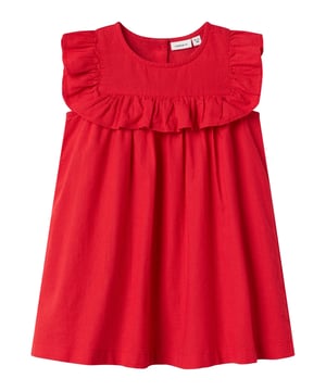Dieses verspielte Minikleid ist genau das Richtige für warme Tage! Die breiten Träger mit Rüschensaum und der klassische Rundhalsausschnitt verleihen dem Kleid einen mädchenhaften Look. Der lockere Schnitt sorgt für ein angenehmes Tragegefühl und viel Bewegungsfreiheit. Hinten lässt sich das Kleid mit einer 3er-Knopfleiste ganz einfach an- und ausziehen. Ein eingenähtes Label innen rundet das Design dezent ab. Perfekt für Alltag, Feste oder einfach zum Wohlfühlen – leicht, bequem und einfach süß!