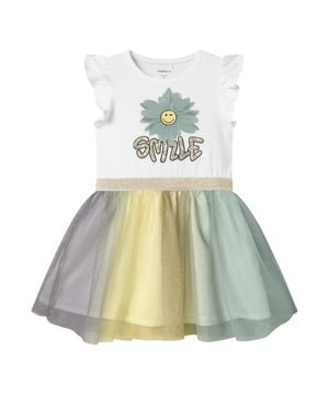 Dieses traumhafte Shirtkleid lässt dich wie eine kleine Prinzessin strahlen! Das Oberteil mit Rundhalsausschnitt und kurzen Ärmeln ist verziert mit funkelndem Glitzerschriftzug, einer liebevoll gestalteten Blumenapplikation aus Tüll und einem glitzernden Taillenband – ein echter Hingucker! Der lockere Tüllrock verläuft in zarten Farbnuancen und sorgt mit dem weichen Jerseyunterrock für angenehmen Tragekomfort. Ein eingenähtes Label innen rundet das Design ab. Perfekt für festliche Anlässe, besondere Momente oder einfach, wenn du Lust auf Glitzer und Magie hast!