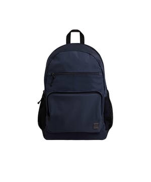 100% Polyurethaan. Hoogte: 46cm. Breedte: 30cm. Diepte: 17cm. Zakken: 2 voorzakken, rits, 2 zakken van gaas. Compartimenten: 1 Hoofdcompartiment. Verstelbare schouderriem, handgreep, metalen badge, gewatteerde achterkant, gewatteerde onderkant. Ontwerp: Eenvoudig. Bevestiging: Tweewegrits.