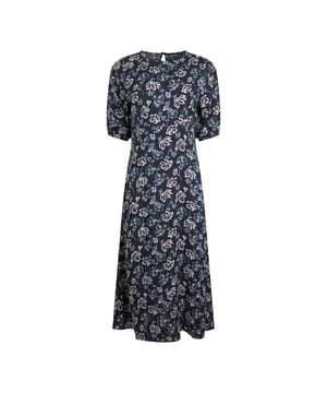 Materialzusammensetzung (%): 100% Eco Liva Viskose. Design: Rundum bedruckt, Floral. Gewebe: Weiche Haptik. Gewebetechnik: Atmungsaktiv. A-Linie, Darts, Reichsnaht, Nachgemachte Perlmuttknöpfe. Knopf im Rücken. Rundhalsausschnitt. Blouson-Ärmel, Kurzärmlig. Länge: Midi. Rücken: Tropfenausschnitt. Taschenart: Zwei Seitentaschen.