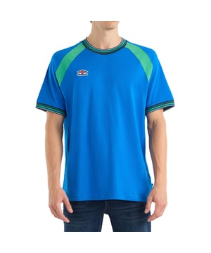 Materiaal: Katoen, Elastaan. Stof: Jersey. Ontwerp: Logo. Halslijn: Ronde hals, Geribd, Gestippelde kraag. Mouwtype: Raglan, met korte mouwen. Badge, Knip- en Naaipaneel, Geweven Etiket. Pasvorm: Relaxed model. 180gsm. S: 37 in. M: 40 in. L: 43 in. XL: 46 in. XXL: 49 in.