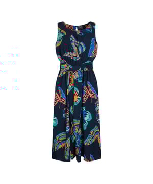 100% Eco Liva Viscose. Stof: Zachte aanraking. Ontwerp: all-over print, vlinder. Zakken: 2 steekzakken. Stijl van de achterkant: Sleutelgat. Hals: Ronde Hals. Mouwtype: Mouwloos. Stoftechnologie: Ademend, Hypoallergeen, Lichtgewicht. Sluiting: Verborgen ritssluiting, knoop aan de achterkant, aantrekkoord. Taille Stropdas. 8 VK: 33 in. 10 VK: 35 in. 12 VK: 37 in. 14 VK: 39 in. 20 VK: 45,5 in. 22 VK: 47,5 in. 18 VK: 44 in. 16 VK: 41 in.
