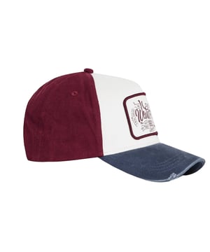100% Baumwolle. Marke: Weird Fish. Design: Applikationen, Blockfarben, Used-Look, Logo, Aufschrift. Oben mit Knopf, Mit gebogenem Rand, Verkleidet, Umstochene Ösen. Snapback.