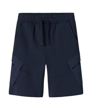 Klaar voor jouw volgende avontuur? Deze shorts in coole cargostijl zijn precies wat je nodig hebt! Met hun normale pasvorm en praktische koordverstelling zitten ze comfortabel en veilig - ongeacht hoe wild je dag ook wordt. De steekzakken bieden ruimte voor kleine schatten die je onderweg vindt. Het geweven label aan de binnenkant geeft de broek een hoogwaardige uitstraling. Of je nu in het dagelijks leven bent of op ontdekkingstocht - met deze shorts tot boven de knieën ben je optimaal uitgerust.