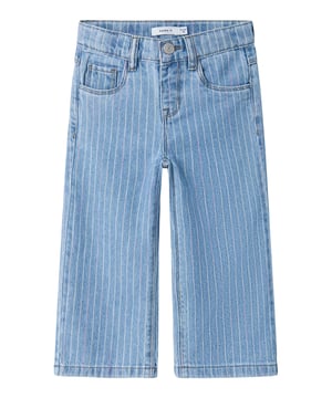 Deze knielange denimshorts tillen je zomerlook naar een hoger niveau! Met hun normale pasvorm zitten ze comfortabel en geven ze je veel bewegingsvrijheid - perfect voor spel en plezier. Het gestreepte ontwerp in combinatie met de stonewashed afwerking geeft je een coole vintage uitstraling. Klassieke details zoals de 5-pocketstijl, ritssluiting met knoop en praktische riemlussen maken de shorts tot een veelzijdige metgezel. Het geweven label aan de binnenkant zorgt bovendien voor extra draagcomfort. Trek de shorts aan en ga op avontuur!