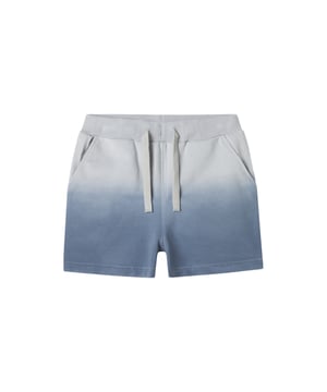 Mit diesen Shorts startest du perfekt in den Sommer! Die normale Passform sorgt für viel Bewegungsfreiheit und ein angenehmes Tragegefühl – ob beim Spielen, Toben oder Chillen. Der Farbverlauf verleiht dem Look einen frischen, modernen Touch. Dank der praktischen Schnürung kannst du die Weite ganz leicht anpassen. Eingrifftaschen vorn und eine Gesäßtasche mit hübscher Stickerei bieten Platz für alles, was du unterwegs brauchst. Das gewebte Label innen rundet das Design ab – ein echtes Lieblingsstück für warme Tage!