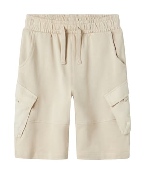 Bereit für dein nächstes Abenteuer? Diese Shorts im coolen Cargostyle sind genau das Richtige dafür! Mit ihrer normalen Passform und der praktischen Schnürung sitzt sie bequem und sicher – ganz egal, wie wild dein Tag wird. Die Eingrifftaschen bieten Platz für kleine Schätze, die du unterwegs findest. Das gewebte Label innen verleiht der Hose einen hochwertigen Touch. Ob im Alltag oder auf Entdeckungstour – mit dieser oberschenkellangen Shorts bist du bestens ausgestattet.