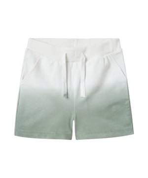 Mit diesen Shorts startest du perfekt in den Sommer! Die normale Passform sorgt für viel Bewegungsfreiheit und ein angenehmes Tragegefühl – ob beim Spielen, Toben oder Chillen. Der Farbverlauf verleiht dem Look einen frischen, modernen Touch. Dank der praktischen Schnürung kannst du die Weite ganz leicht anpassen. Eingrifftaschen vorn und eine Gesäßtasche mit hübscher Stickerei bieten Platz für alles, was du unterwegs brauchst. Das gewebte Label innen rundet das Design ab – ein echtes Lieblingsstück für warme Tage!