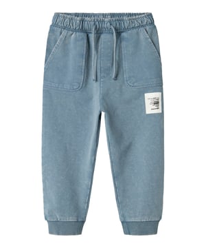 Met deze sweatpants geniet je van maximaal comfort en een coole uitstraling! De elastische tailleband met een buitenliggende tunnelkoord en tonale koord zorgt voor een perfecte pasvorm, terwijl de steekzakken praktische opbergruimte bieden. Het bedrukte motief brengt een speelse touch in het design. De opgerolde zoom en de normale pasvorm maken de broek de ideale metgezel – of je nu aan het spelen, ontspannen of ravotten bent. Gewoon instappen en je prettig voelen!
