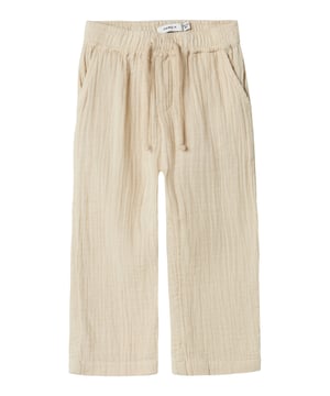 Deze sweatpants van zachte mousseline zijn precies goed voor ontspannen dagen. Dankzij de elastische tailleband met een buitenste tunnelkoord en ton-sur-ton koord zit hij comfortabel, zonder te knellen. De steekzakken bieden ruimte voor kleine schatten, terwijl de omslagzoom een casual touch aan de look toevoegt. Met zijn normale pasvorm past hij zich perfect aan je bewegingen aan – of je nu speelt, ontspant of onderweg bent. Een echt comfortabel item voor elke dag!