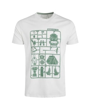 60% Bio-Baumwolle, 40% Recyceltes Polyester. Gewebe: meliert, Weiche Haptik. Design: Tasche, Fernglas, Flasche, Laterne, Feuerzeug, Logo, bedruckt. Rundhalsausschnitt. Kurzärmlig. S: 93,98 cm. M: 102 cm. L: 109 cm. XL: 116,84 cm. XXL: 124,46 cm. 3XL: 132 cm. 4XL: 139,7 cm. 5XL: 147 cm.