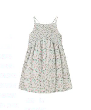 Dieses wunderschöne Sommerkleid ist wie gemacht für sonnige Tage! Die feinen, zweigeteilten Spaghettiträger sorgen für einen zarten Look, während der Trapezausschnitt mit gesmoktem Oberteil perfekt sitzt und zugleich bequem ist. Die florale Optik bringt frische Sommerstimmung in dein Outfit, und der lockere Schnitt bietet dir viel Bewegungsfreiheit – ideal zum Spielen, Tanzen oder einfach zum Wohlfühlen. Ein eingenähtes Label innen rundet das Design dezent ab. Leicht, luftig und einfach bezaubernd – dein neues Lieblingskleid für den Sommer!