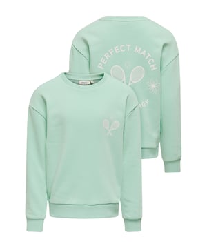 Dieser coole Pullover ist ein echtes Must-have für deinen Kleiderschrank! Die normale Passform und die normale Länge sorgen für ein bequemes Tragegefühl, während die überschnittenen Schultern einen lässigen Look verleihen. Ein kleiner Frontprint setzt einen dezenten Akzent, während der große Backprint auf der Rückseite für einen stylischen Hingucker sorgt. Die Rippbündchen an Ärmeln und Saum bieten eine optimale Passform. Ein gewebtes Label innen rundet das Design unauffällig ab. Perfekt für entspannte Alltagslooks – kombiniere ihn mit Jeans oder Leggings für einen angesagten Style!