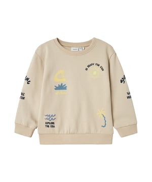 Met deze trui haal je de zomer direct je kledingkast in! De volledige zomerprint brengt een goede sfeer en maakt je outfit tot een echte blikvanger. De normale pasvorm en lengte zorgen voor comfortabel draaggemak, terwijl de raglanmouwen de look een casual tintje geven. De zachte binnenkant van ongekamd sweatstof voelt bijzonder prettig aan – perfect om je goed te voelen. Ribboorden bieden extra steun, en een geweven label aan de binnenkant maakt het ontwerp compleet. Ideaal voor zonnige vibes het hele jaar door!