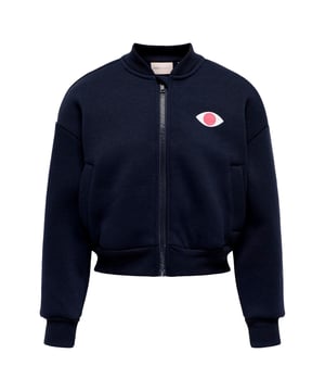 Diese stylische Sweatjacke kombiniert Komfort mit einem lässigen Look! Die normale Passform und die überschnittenen Schultern sorgen für eine bequeme Passform, während der kurze Stehkragen und der tonige Reißverschluss mit Kinnschutz praktische Details bieten. Ein kleiner Frontprint setzt einen dezenten Akzent, während der große Backprint auf der Rückseite ein echtes Highlight ist. Der Rippsaum und die seitlichen Eingrifftaschen verleihen der Jacke eine sportive Note. Ein eingenähtes Label innen rundet das Design unauffällig ab. Perfekt für coole Alltagslooks – einfach überwerfen und wohlfühlen!