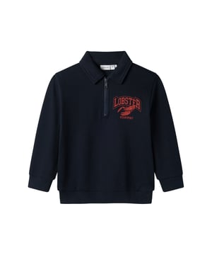 Met dit coole sweatshirt breng je frisse wind in je garderobe! De klassieke polo-kraag met ton-sur-ton voering en halve rits geeft de look een sportieve uitstraling. De contrasterende frontprint met de tekst 'Lobster' is een trendy statement. De zachte binnenzijde van ongeborstelde katoen sweatstof zorgt voor een prettig draaggevoel, terwijl de brede ribboorden en de normale pasvorm zorgen voor een comfortabele zit en ondersteuning. Een geweven label aan de binnenkant maakt het ontwerp compleet. Ideaal voor school, vrije tijd of gewoon om je goed te voelen!