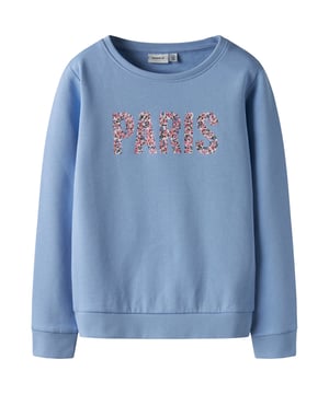 Met deze trui breng je een vleugje Parijs-flair in je garderobe! De stijlvolle frontprint met de 'Paris'-tekst en bloemenpatroon maakt de look tot een echt eyecatcher. De normale pasvorm en lengte zorgen voor een comfortabele zit, terwijl de raglanmouwen het ontwerp een casual uitstraling geven. De zachte binnenzijde van ongekamde sweatstof voelt super prettig aan en de ribgebreide boorden zorgen voor een goede pasvorm. Een geweven label aan de binnenkant maakt het geheel af. Perfect voor gezellige dagen in stijl!