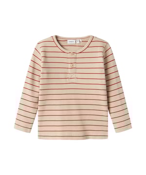 In deze trui voel je je helemaal op je gemak! Het gestreepte ontwerp brengt frisse energie in je look, terwijl de normale pasvorm en de klassieke lengte zorgen voor een comfortabel draaggevoel. De afgeronde zoom geeft de trui een casual tintje en de raglanmouwen zorgen voor extra bewegingsvrijheid. De knopenrij met twee knopen aan de voorkant maakt aan- en uittrekken een fluitje van een cent. Het geweven label aan de binnenkant maakt de look compleet en zorgt voor prettig draagcomfort – een echt lievelingsstuk voor elke dag!