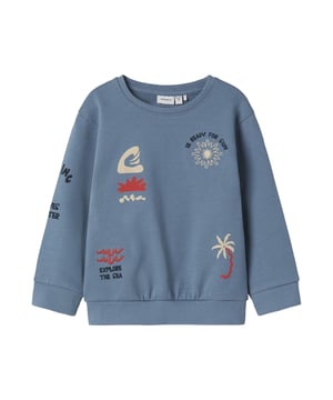Met deze trui haal je de zomer rechtstreeks in je kledingkast! De full-color zomerprint brengt goede moed en maakt je outfit tot een echte blikvanger. De normale pasvorm en lengte zorgen voor comfortabel draaggemak, terwijl de dropped shoulders de look een casual touch geven. De zachte binnenkant van ongekamde sweatstof voelt bijzonder prettig aan - perfect om je lekker in te voelen. Ribgebreide manchetten bieden extra ondersteuning, en een geweven label aan de binnenkant maakt het ontwerp compleet. Ideaal voor zonnige vibes het hele jaar door!