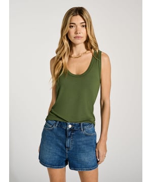 Description\nIsendre are essentially our best-selling Organic Boyfriend Jeans in a short version. Expect the same premium, organic stretch cotton, the same fit and the same timeless shade of washed indigo. This easy style comes neatly hemmed so you can wear them as they are, or experiment with rolling them up. Wear with oversize shirts, our classic tees and pretty blouses all summer long. \n\nMade in Europe\nCrafted from pure organic cotton\nFive-pocket western style with belt loops\nEasy fit around the hip and thigh\nAdded stretch for comfort\n\n\nSustainable Attributes:\n  Natural fibres    Organic   Ethically made   Vegan    Low Carbon  Raw Material Traced \n\nDetails\nModel is 5'10 (177cm) and is wearing a UK 1099% Organic Cotton, 1% Elastane Delicate Machine Wash - 40°Product code: JN40010-WSDInside leg - 6.5cm (2 1/2)