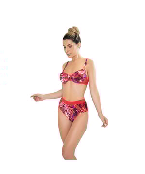 Deze damesbikiniset is een ideale keuze voor wie op zoek is naar een zomerse look die comfort en stijl combineert. Met zijn moderne ontwerp en zorgvuldig vervaardigde details is dit damesbadpak perfect om je figuur te accentueren terwijl je geniet van een dag zon en zee.\n\n Details:\n\n Top:\n - Verstelbare bandjes.\n - Beugel cups.\n - Centraal detail.\n - Metalen clipsluiting.\n - Sneldrogend en chloorbestendig materiaal.\n\n Bikinibroekje:\n - Hoog getailleerd model.\n - Elastische taille.\n - Geavanceerde vormgevende stof.\n\n We kunnen gerust zeggen dat bikinisets voor dames je alles bieden wat je zoekt om van de zomer te genieten.\n\n Onze tweedelige badpakken voor vrouwen passen perfect bij elk type en elke borstomvang, zonder uitzondering.\n Samenstelling: Buitenkant: 88% Polyamide, 12% Elastaan; Binnenkant 1: 92% Polyester, 8% Elastaan; Binnenkant 2: 73% Polyamide, 27% Elastaan; Binnenkant 3: 88% Polyamide, 12% Elastaan.\n Onderhoud:\nHandwas.\n Gebruik neutrale zeep.\n Niet draaien of knijpen.\n Aan de lucht laten drogen.
