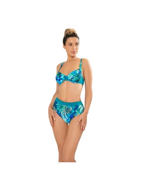 Deze damesbikiniset is een ideale keuze voor wie op zoek is naar een zomerse look die comfort en stijl combineert. Met zijn moderne ontwerp en zorgvuldig vervaardigde details is dit damesbadpak perfect om je figuur te accentueren terwijl je geniet van een dag zon en zee.\n\n Details:\n\n Top:\n - Verstelbare bandjes.\n - Beugel cups.\n - Centraal detail.\n - Metalen clipsluiting.\n - Sneldrogend en chloorbestendig materiaal.\n\n Bikinibroekje:\n - Hoog getailleerd model.\n - Elastische taille.\n - Geavanceerde vormgevende stof.\n\n We kunnen gerust zeggen dat bikinisets voor dames je alles bieden wat je zoekt om van de zomer te genieten.\n\n Onze tweedelige badpakken voor vrouwen passen perfect bij elk type en elke borstomvang, zonder uitzondering.\n Samenstelling: Buitenkant: 88% Polyamide, 12% Elastaan; Binnenkant 1: 92% Polyester, 8% Elastaan; Binnenkant 2: 73% Polyamide, 27% Elastaan; Binnenkant 3: 88% Polyamide, 12% Elastaan.\n Onderhoud:\nHandwas.\n Gebruik neutrale zeep.\n Niet draaien of knijpen.\n Aan de lucht laten drogen.