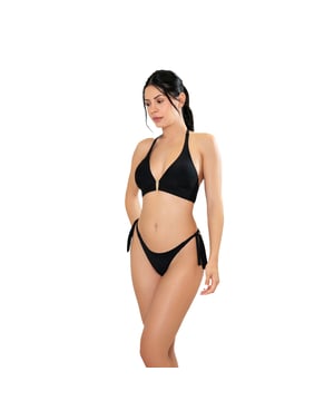 Deze damesbikiniset is een ideale keuze voor wie op zoek is naar een zomerse look die comfort en stijl combineert. Met zijn moderne ontwerp en zorgvuldig vervaardigde details is dit damesbadpak perfect om je figuur te accentueren terwijl je geniet van een dag zon en zee.\n\n Details:\n\n Topje:\n - Halter stijl topje.\n - Verstelbare nekbandjes.\n - Foam cups.\n - Centraal detail.\n - Metalen clipsluiting.\n - Sneldrogend en chloorbestendig materiaal.\n\n Slipje:\n - Braziliaans model.\n - Verstelbare bandjes aan de zijkant.\n - Geavanceerde vormgevende stof.\n\n We kunnen gerust zeggen dat de halterbikinisets voor dames je alles bieden waar je naar op zoek bent om van de zomer te genieten.\n\n Onze strapless tweedelige badpakken voor vrouwen passen perfect bij elk type en elke borstomvang, zonder uitzondering.\n Samenstelling: Buitenkant: 84% Polyamide, 16% Elastaan; Binnenkant 1: 92% Polyester, 8% Elastaan; Cup: 100% Elastaan\n Onderhoud:\nHandwas.\n Gebruik neutrale zeep.\n Niet draaien of knijpen.\n Aan de lucht drogen.