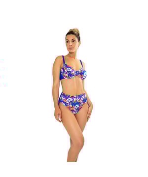 Deze damesbikiniset is een ideale keuze voor wie op zoek is naar een zomerse look die comfort en stijl combineert. Met zijn moderne ontwerp en zorgvuldig vervaardigde details is dit damesbadpak perfect om je figuur te accentueren terwijl je geniet van een dag zon en zee.\n\n Details:\n\n Top:\n - Verstelbare bandjes.\n - Beugel cups.\n - Centraal detail.\n - Metalen clipsluiting.\n - Sneldrogend en chloorbestendig materiaal.\n\n Bikinibroekje:\n - Hoog getailleerd model.\n - Verstelbare veters aan de zijkant.\n - Geavanceerde vormgevende stof.\n\n We kunnen gerust zeggen dat bikinisets voor dames je alles bieden wat je zoekt om van de zomer te genieten.\n\n Onze tweedelige badpakken voor vrouwen passen perfect bij elk type en elke borstomvang, zonder uitzondering.\n Samenstelling: Buitenkant: 82% Polyamide, 18% Elastaan; Binnenkant 1: 92% Polyester, 8% Elastaan; Binnenkant 2: 73% Polyamide, 27% Elastaan; Binnenkant 3: 90% Polyester, 10% Elastaan.\n Onderhoud:\nHandwas.\n Gebruik neutrale zeep.\n Niet draaien of knijpen.\n Aan de lucht laten drogen.