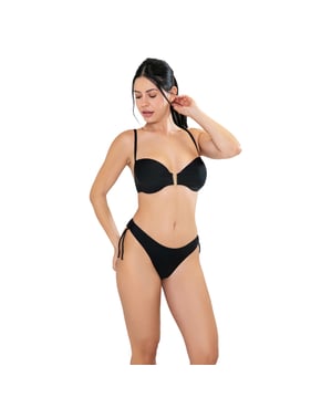 Deze damesbikiniset is een ideale keuze voor wie op zoek is naar een zomerse look die comfort en stijl combineert. Met zijn moderne ontwerp en zorgvuldig vervaardigde details is dit damesbadpak perfect om je figuur te accentueren terwijl je geniet van een dag zon en zee.\n\n Details:\n\n Topje:\n - Balconette ontwerp.\n - Verstelbare bandjes.\n - Beugel cups.\n - Foam cups.\n - Centraal detail.\n - Metalen clipsluiting.\n - Sneldrogend en chloorbestendig materiaal.\n\n Bikinibroekje:\n - Bikinislip met hoge taille.\n - Verstelbare bandjes aan de zijkanten.\n - Geavanceerde vormgevende stof.\n\n We kunnen gerust zeggen dat de balconette bikinisets voor vrouwen je alles bieden waar je naar op zoek bent om van de zomer te genieten.\n\n Onze tweedelige badpakken voor vrouwen passen perfect bij elk type en grootte van de borst zonder uitzondering.\n Samenstelling: Buitenkant: 84% Polyamide, 16% Elastaan; Binnenkant: 92% Polyester, 8% Elastaan; Cup: 100% Elastaan\n Onderhoud:\nHandwas.\n Gebruik neutrale zeep.\n Niet draaien of knijpen.\n Aan de lucht drogen.